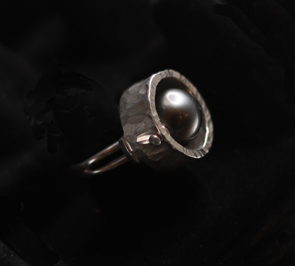 Kinetic Black Pearl Ring with Hammered Band